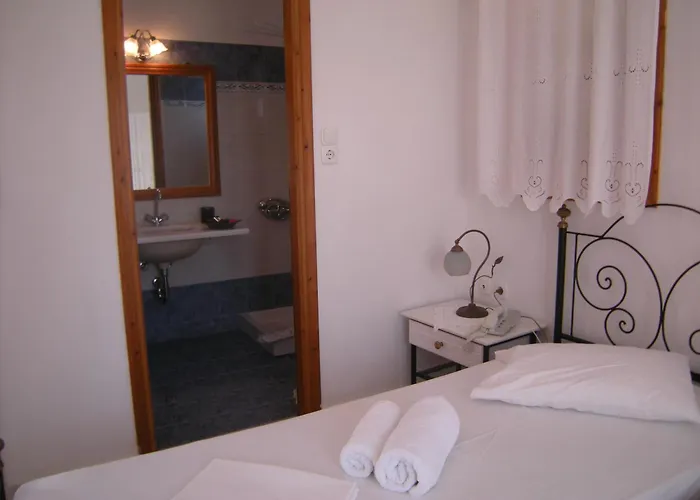 Roussos Penzion Nausa