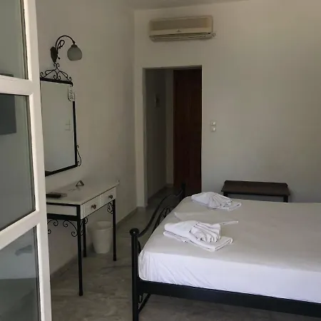 Roussos Naousa (Paros)